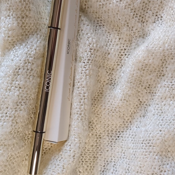 ICONIC London Enrich & Elevate Eyeliner in Black, 0.8ml/0.026fl oz - Picture 5 of 10